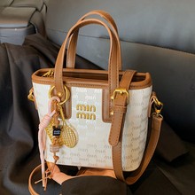 时尚min字母格纹手提水桶包女包2025夏新款轻奢单肩包通勤斜挎包