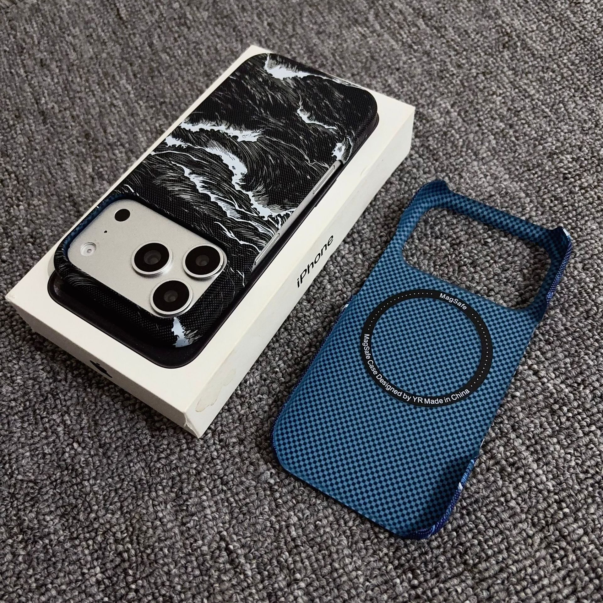 适用iPhone18Promax凯夫拉纹磁吸手机壳苹果17碳纤维纹半包保护套