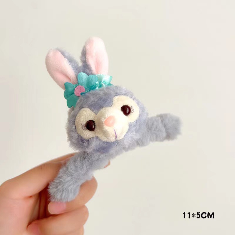 Star wearing exposed style hair clip