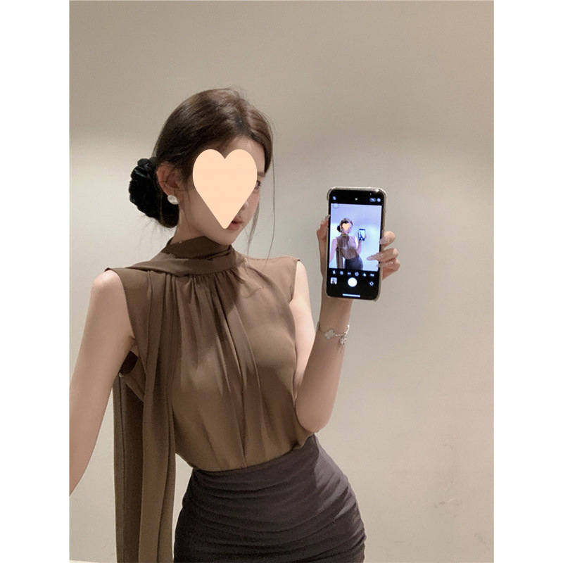 レトロなカレー色の袖なしのシフォンのシャツの女性の夏の2025年の新型の気質のリボンのお姉さんの優しい風の上着|undefined