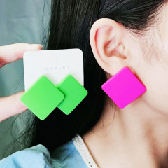 外国貿易の新型20色の四角形のスプレーのイヤリングのピアスのシンプルなファッションのアクリルの個性のキャンディーの色の耳の装飾品の女性