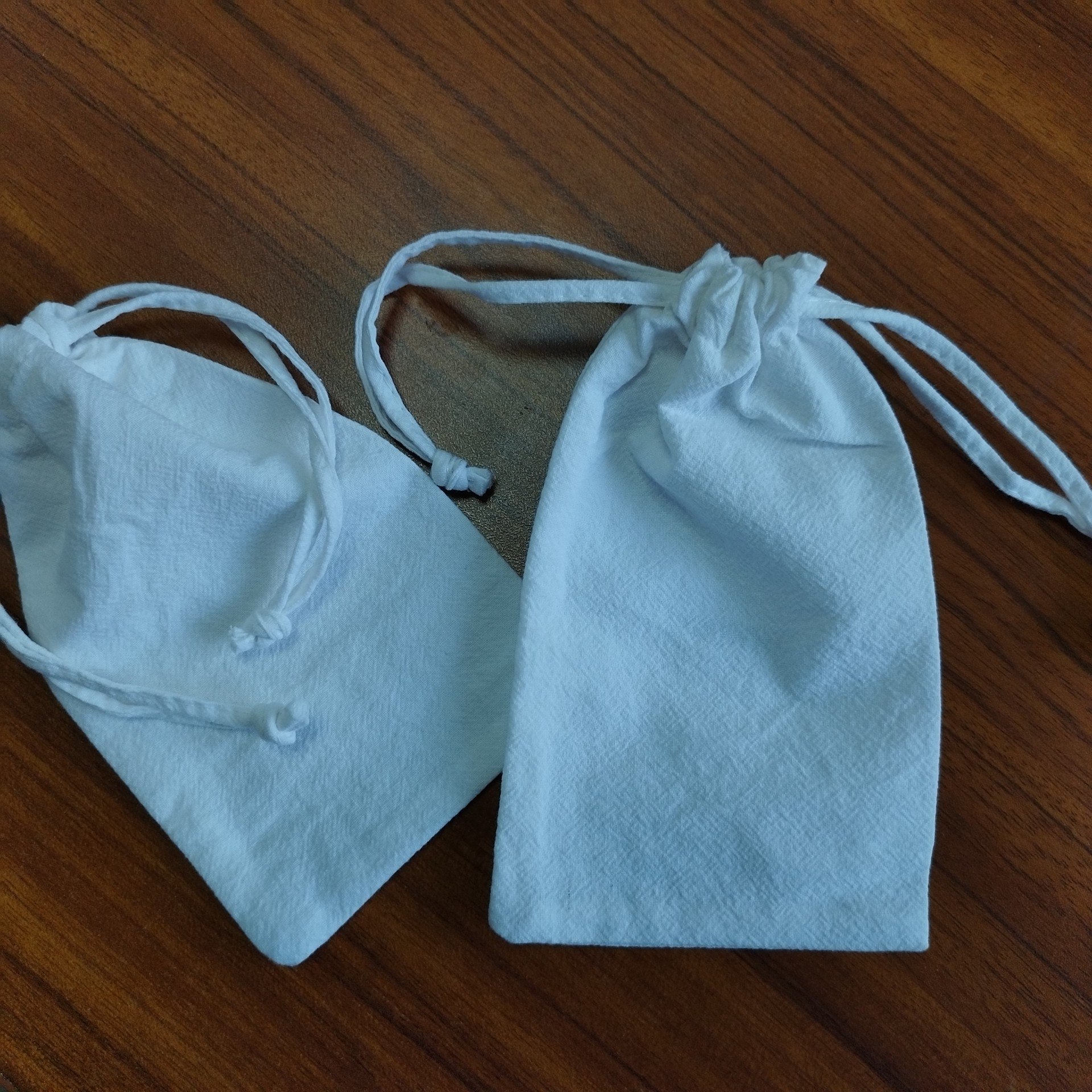 The original manufacturer of wrinkled cloth pouches offers bulk discounts. Soft sand-washed cotton bags.