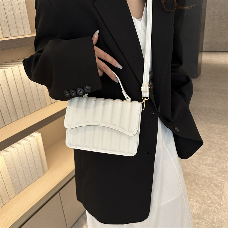 Este año, la popular bolsa de mochila de otoño 2023, nueva bolsa de estilo, bolsa de hombro simple de moda para mujeres, bolso casual coreano.