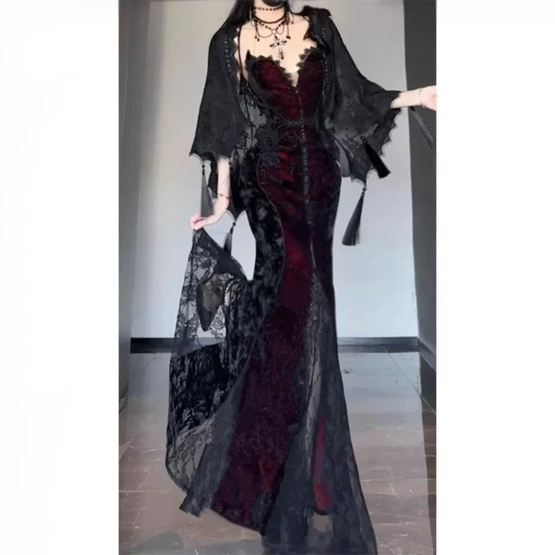 Рождественско-новогодний комплект одежды с темным шарфом-кардиганом, камзолом и платьем-топом.