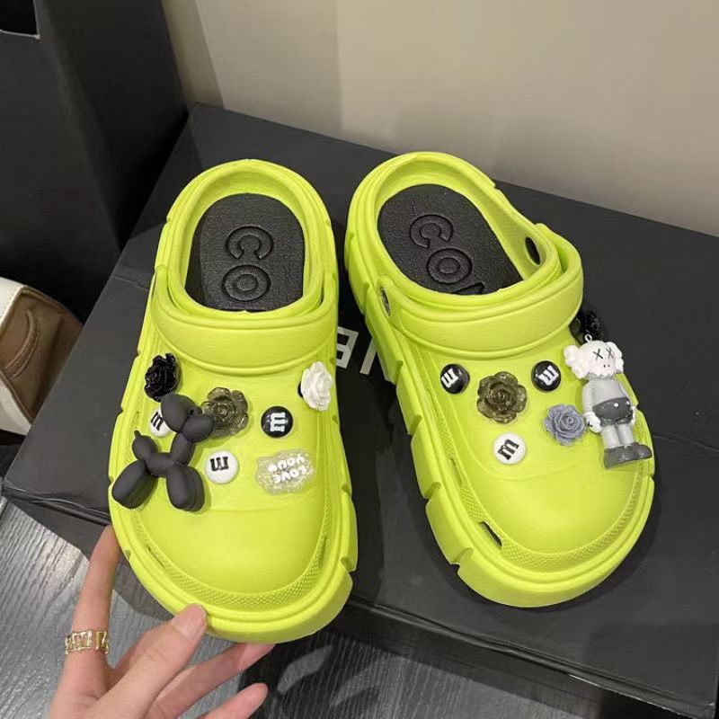 Zapatos de agujero de suela gruesa para mujer verano 2023 nueva celebridad en línea Princesa punta cerrada slip-on sandalias lindas ropa exterior para mujer