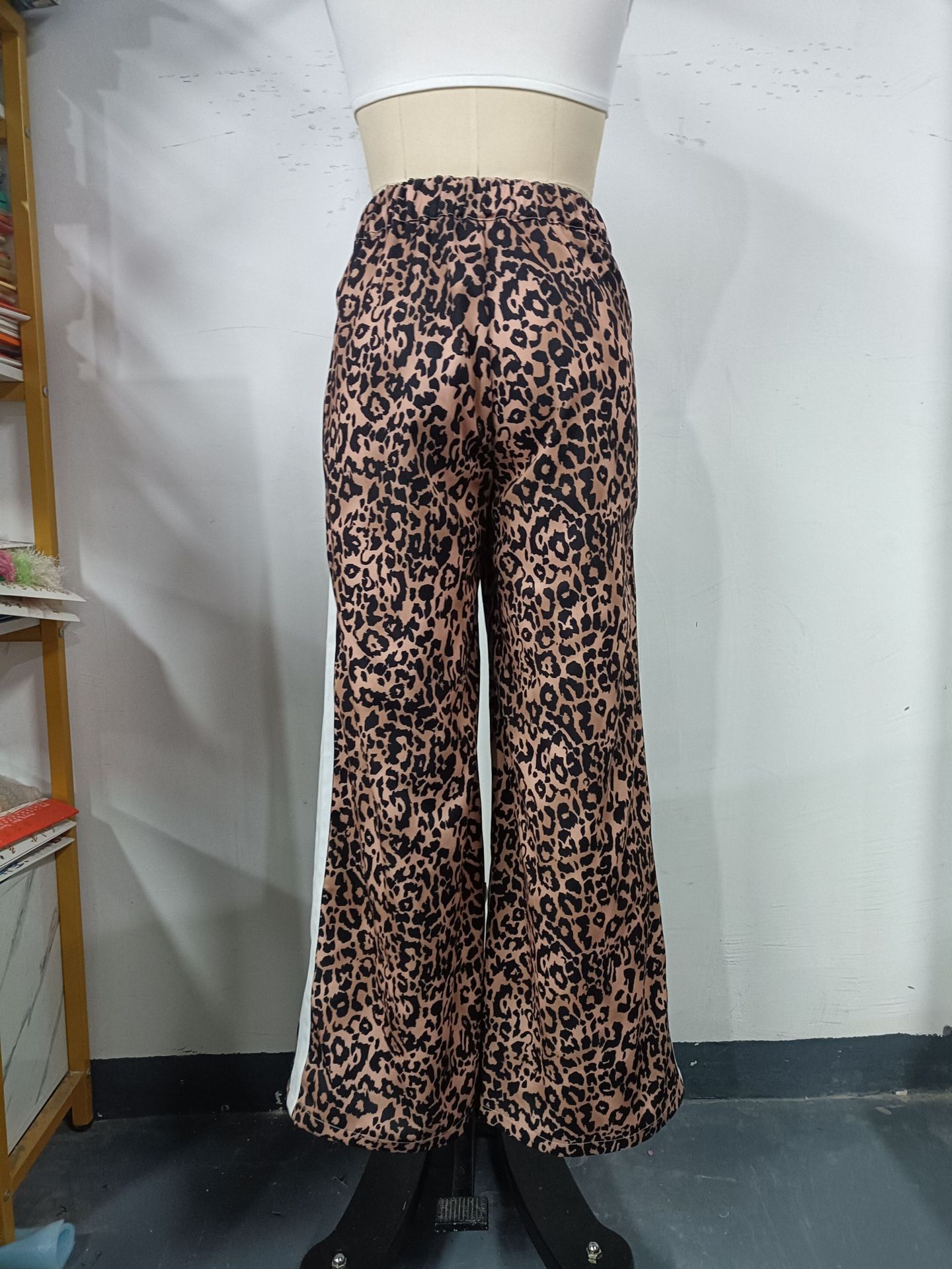 Damenbekleidung – bodenlange Hose mit Leopardenmuster_voghion.com