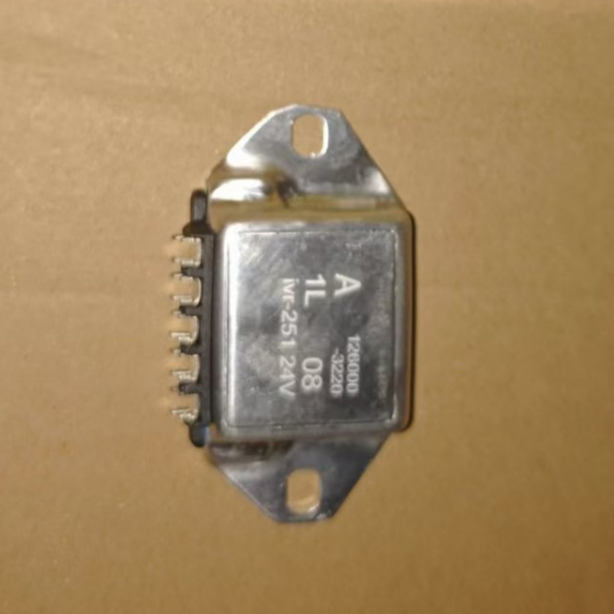 Factory Direct Supply of Car Generator Regulator Ih708 24V Electronic Regulator Car Voltage Regulator