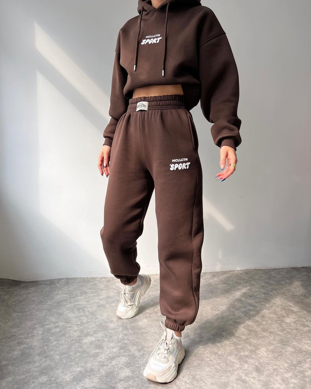 2024 Herbst/Winter neues lässiges Plüsch-Langarm-Kapuzenpullover- und Hosen-Set mit bedrucktem Kapuzenpullover_voghion.com