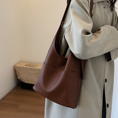 今年の新商品の経典ファッションの小さい大衆の風の柔らかい皮のシングル肩の大容量のカバンの女性のバケツのカバンの斜め掛けの質感の通勤
