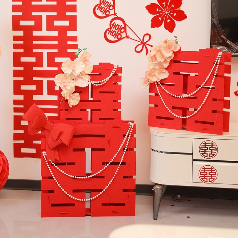 結婚立体大喜びの字が床に落ちて結婚部屋を飾ってホテルの婚約結婚式の装飾用品の寝室の客間を配置します。|undefined
