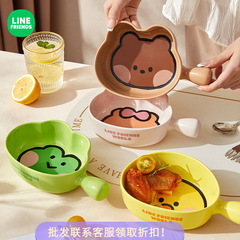 ブラウン熊はハンドル付きの陶磁器の焙煎チーズグラタンを持っています。