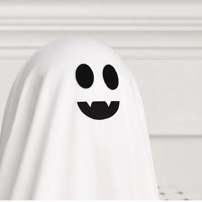 国境を越えたハロウィーンの幽霊テーブルがかわいいテーブルを並べて人形を飾るプラスチックの雰囲気テーブルが店のバーに飾られている|undefined