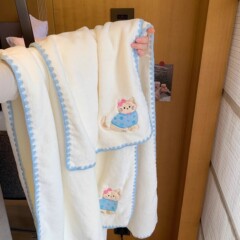 かわいい子猫のバスタオルの女性のタオルの髪の帽子の3つのセットのサンゴの毛の吸水の速乾は学生の寮の家を厚くします。
