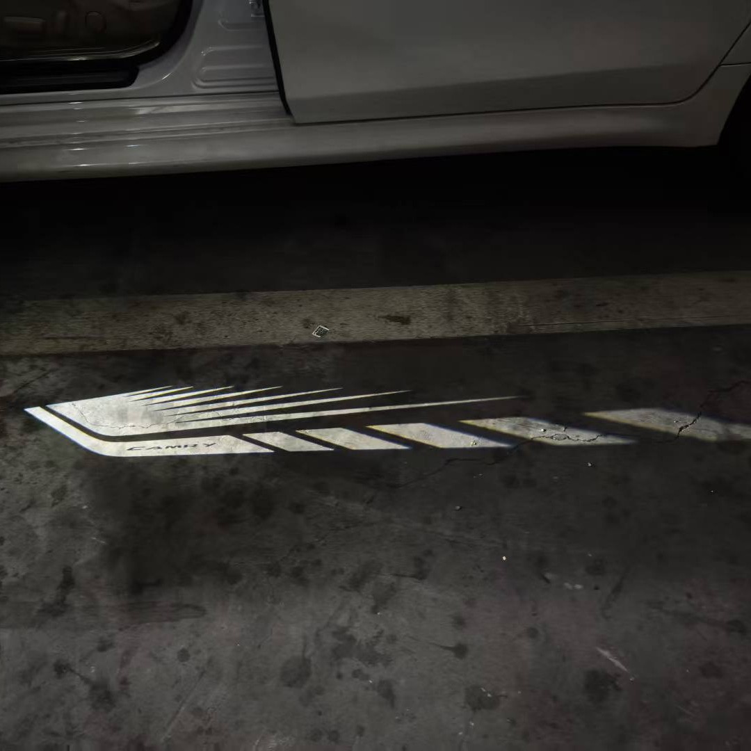 Aplicable a Toyota Camry Camry bienvenida lámpara de puerta de vidrio no se desvanece luz de piso de atmósfera