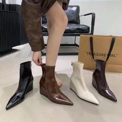 2025年秋冬季新款尖头短靴女时装坡跟瘦瘦靴小众设计马丁靴女