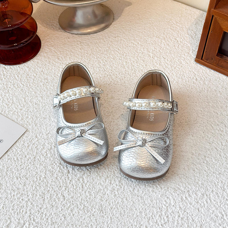 Zapatos de cuero de niñas 2026 primavera y otoño nuevos zapatos de moda infantil Pearl Princess arco dulce zapatos de suela suave image 4
