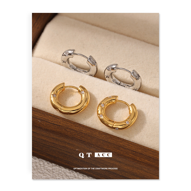 Europa y América estilo de moda exquisito pendientes de estrellas de moda incrustados con zircon personalidad simple y versátil otoño y invierno dulce y fresco pernos de orejas