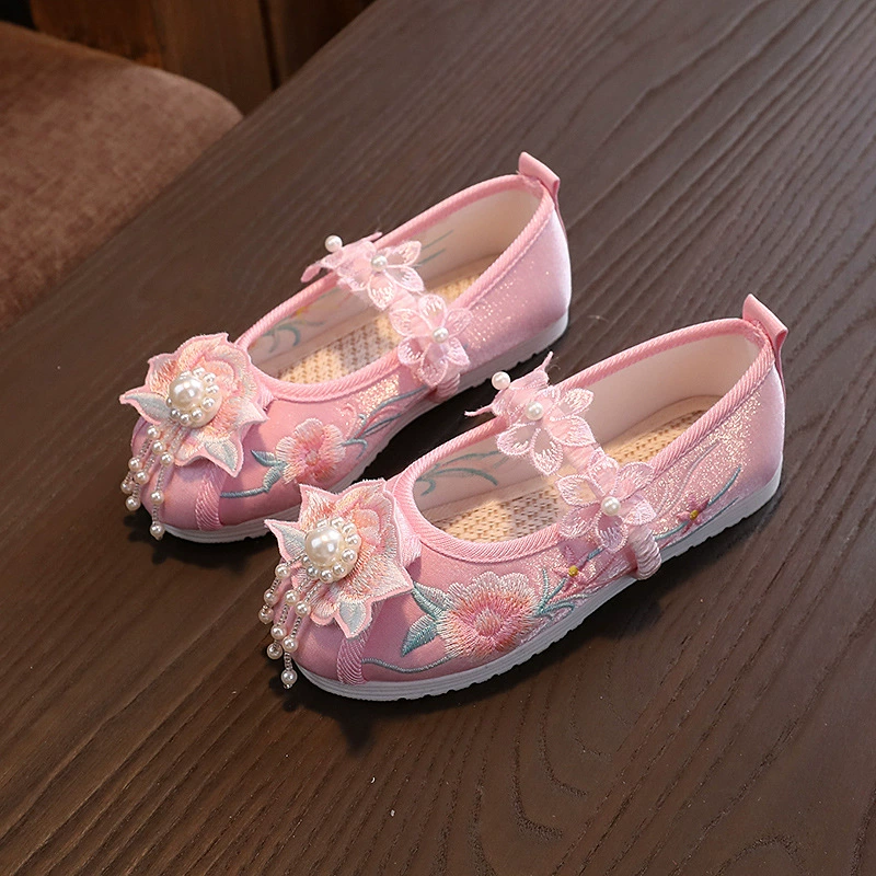 Производители непосредственно поставляют новую обувь для девочек весной