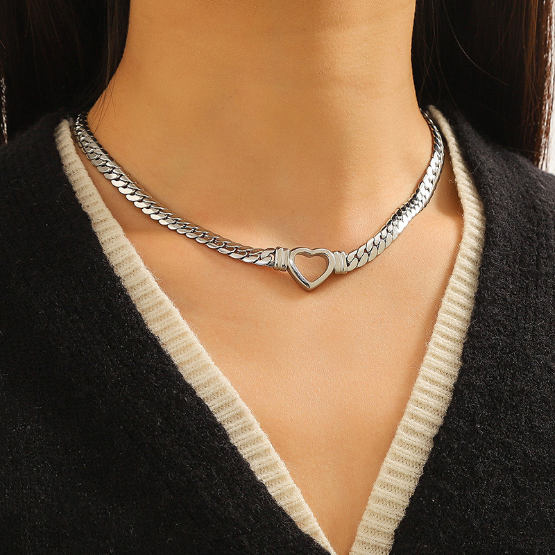 Collier exclusif transfrontalier en titane en forme de cœur pour femme, bijou léger et luxueux en acier inoxydable personnalisé avec pendentif serpent_voghion.com
