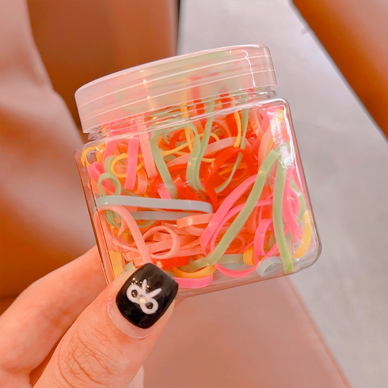 큰 밝은 색상의 작은 항아리 약 200개