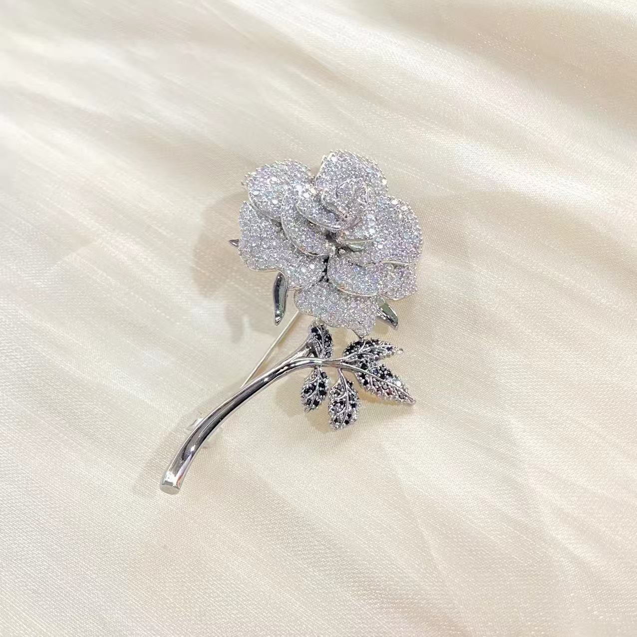 New Chinese Style Rose High-End Dual-Color Electroplated Brooch Versatile Elegant Coat Accessory_voghion.com