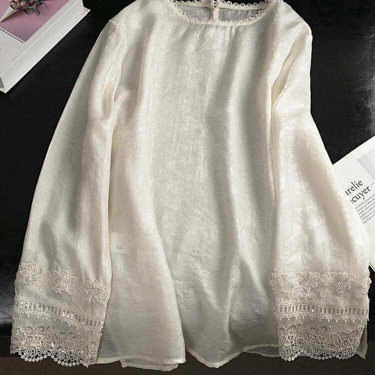 New Chinese-Style Long-Sleeved Tops, Fashionable and Age-Reducing, High-End Shirts with a National Style, Loose Lace Embroidery, Layered Wear as a Base Layer
