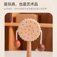 手でぐらぐらしている赤ちゃんの実木のおもちゃはかじって満月のプレゼントを握ることができます。
