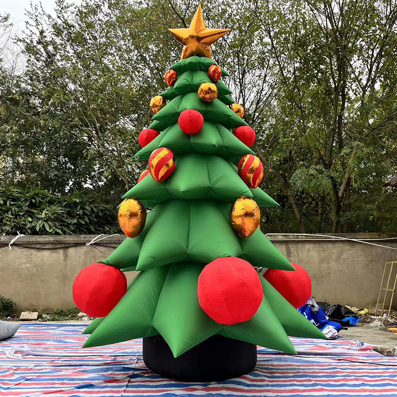 空気入れサンタクロースの空気型は壁に登って光るクリスマスツリーを飾って雪だるまの屋外のデパートの漫画の空気型を飾ってカスタマイズします。|undefined