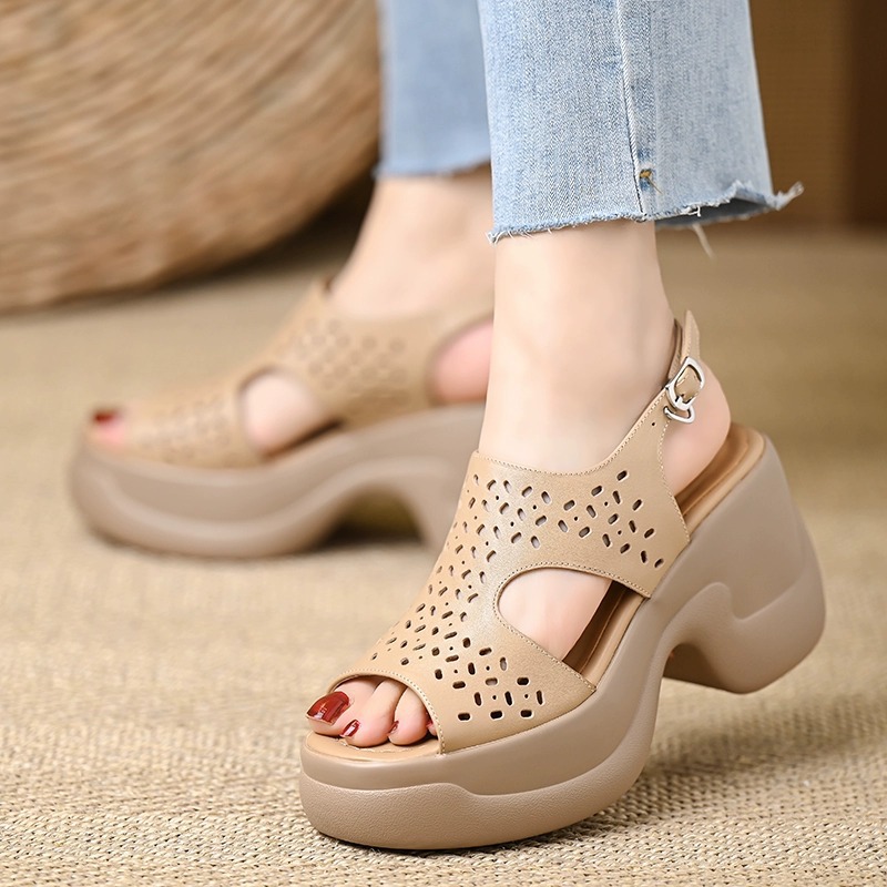 2025 verano nuevo estilo romano hueco antideslizante resistente al desgaste zapatos de mujer suave y cómodo fuera de moda con zapatos de madre