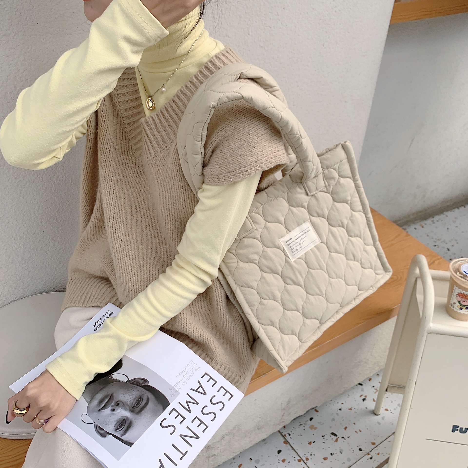 【 In Stock 】210301 large-capacity single-shoulder tote bag, quilted gourd hand-held commuter bag, autumn and winter hand-held bag for women undefined