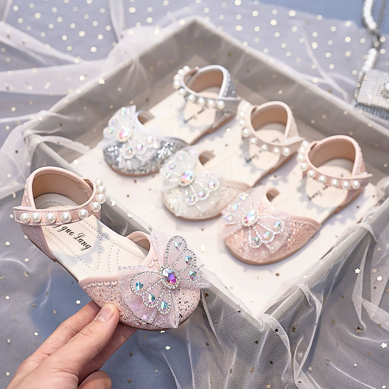 Детские сандалии для девочек 2025 года, новые летние, с мягкой подошвой, нескользящие, модные в стиле интернет-знаменитостей, для малышек и маленьких принцесс.