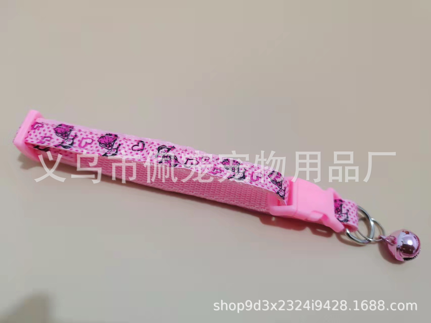 1.0 Pegado collar de perros de mascotas collar de campana de alta calidad botón de color niña gran cantidad de stock de fábrica