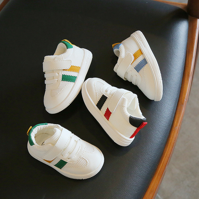 Xiaoxiao 2024 otoño nuevos zapatos blancos Velcro malla transpirable zapatos de bebé antideslizantes de fondo suave zapatos de niño