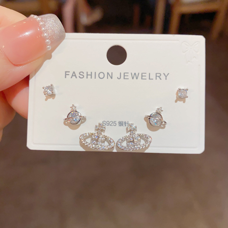 S925 aguja de plata micro incrustaciones de circón pendientes cortos pendientes de pelo corto japonés y coreano elegante todo-fósforo simple conjunto de tres piezas pendientes para las mujeres