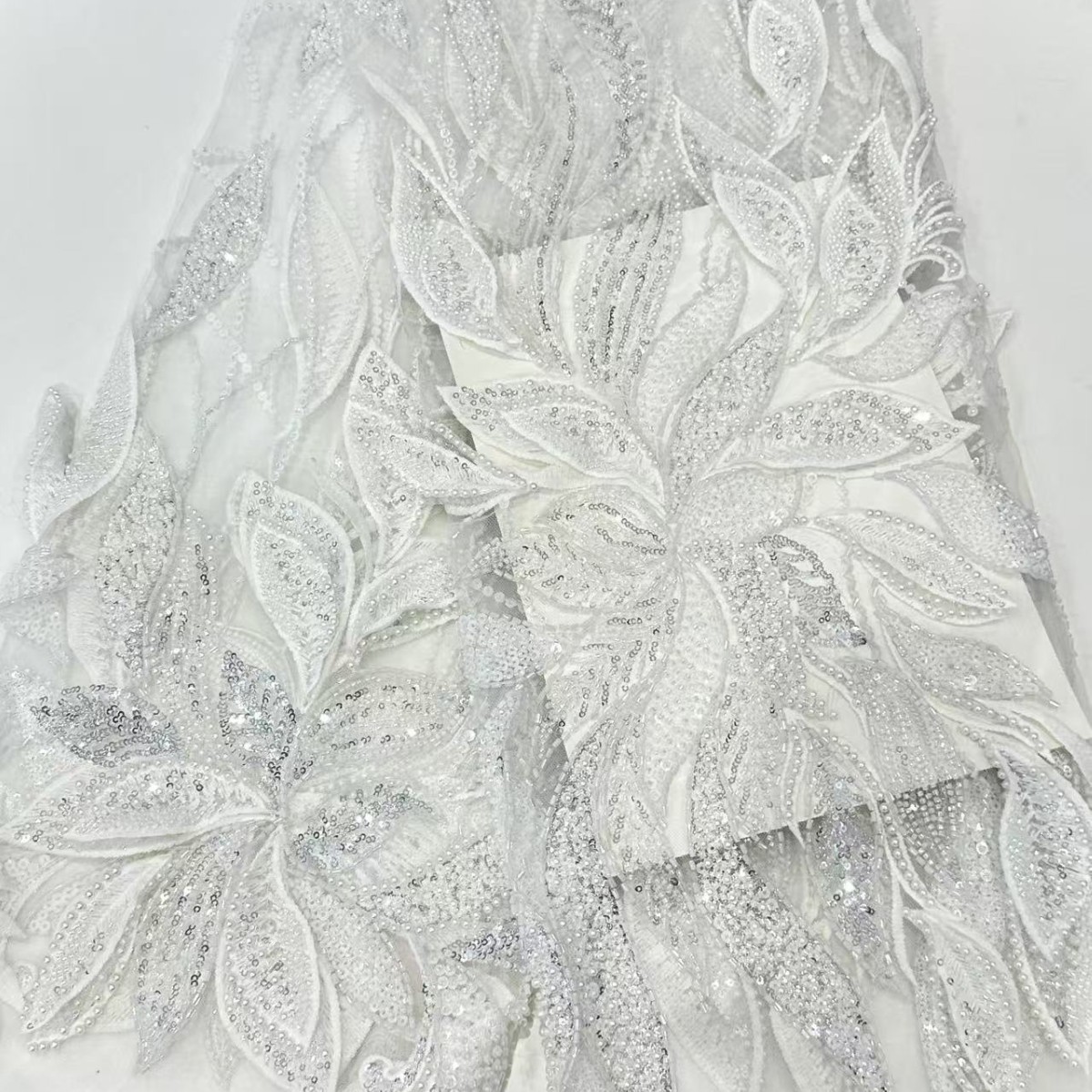 Industria pesada pétalos tridimensionales tubo de cuentas tela bordada vestido de novia de alto lujo cena vestido de moda tela bordada de cuentas de nicho