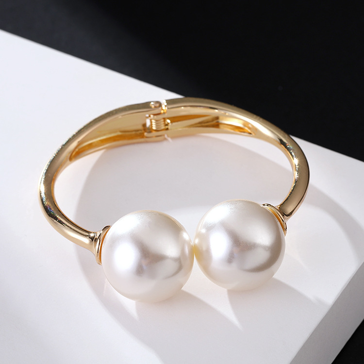 Elegant Symmetrical Pearl Bracelet