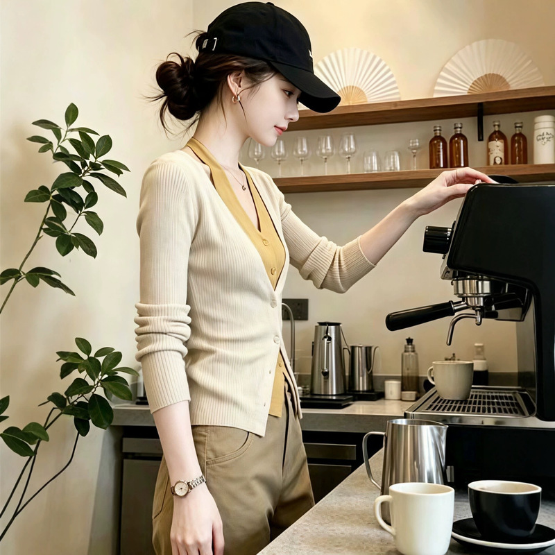 Apricot-colored, slim-fit, two-piece-style V-neck knit sweater, early autumn collection, women's style, 2026 new collection, suitable for work and commuting Apricot-colored, slim-fit, two-piece-style V-neck knit sweater, early autumn collection, women's style, 2026 new collection, suitable for work and commuting