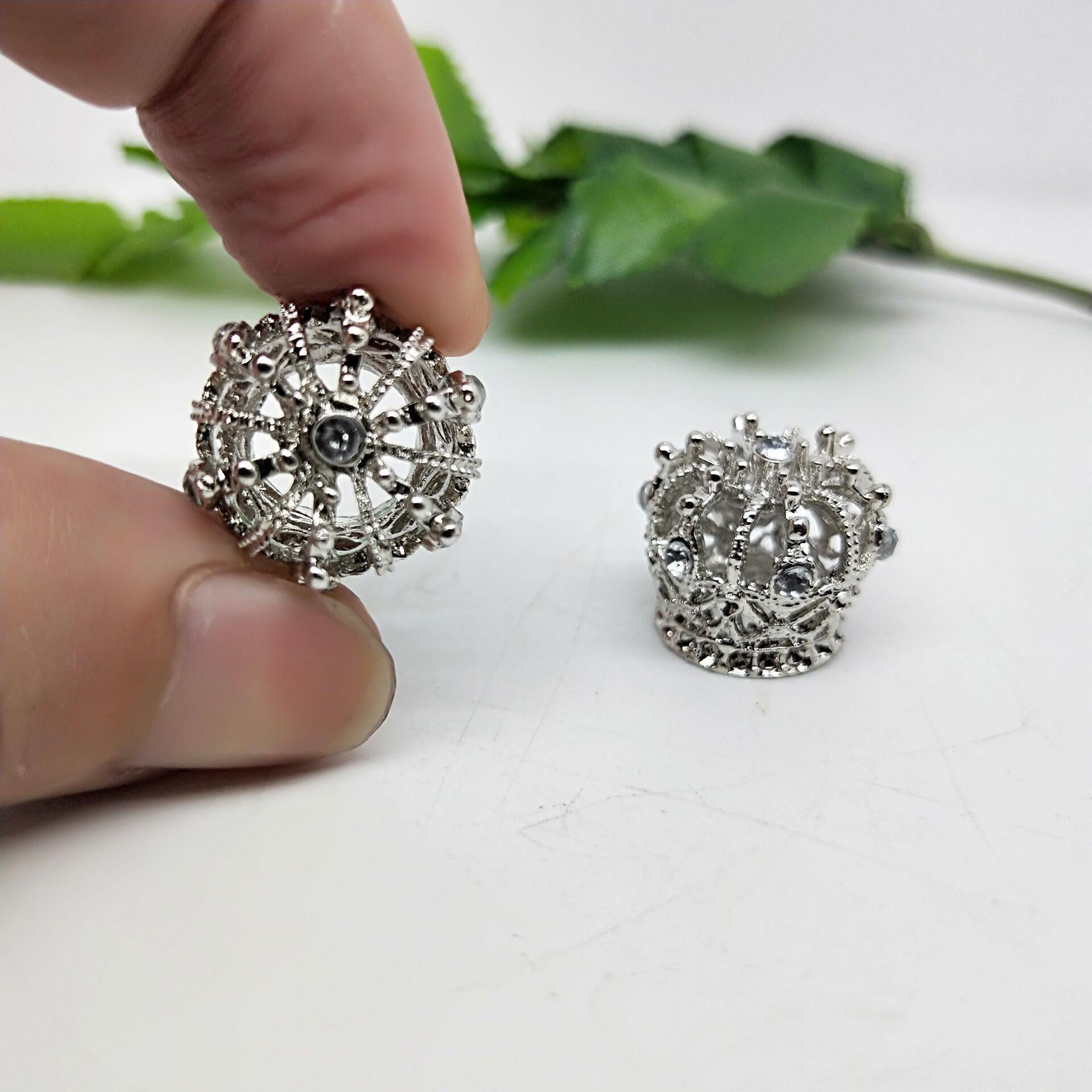 东莞厂家供应 锌合金镂空香水瓶盖装饰品 创意皇冠香薰金属瓶盖