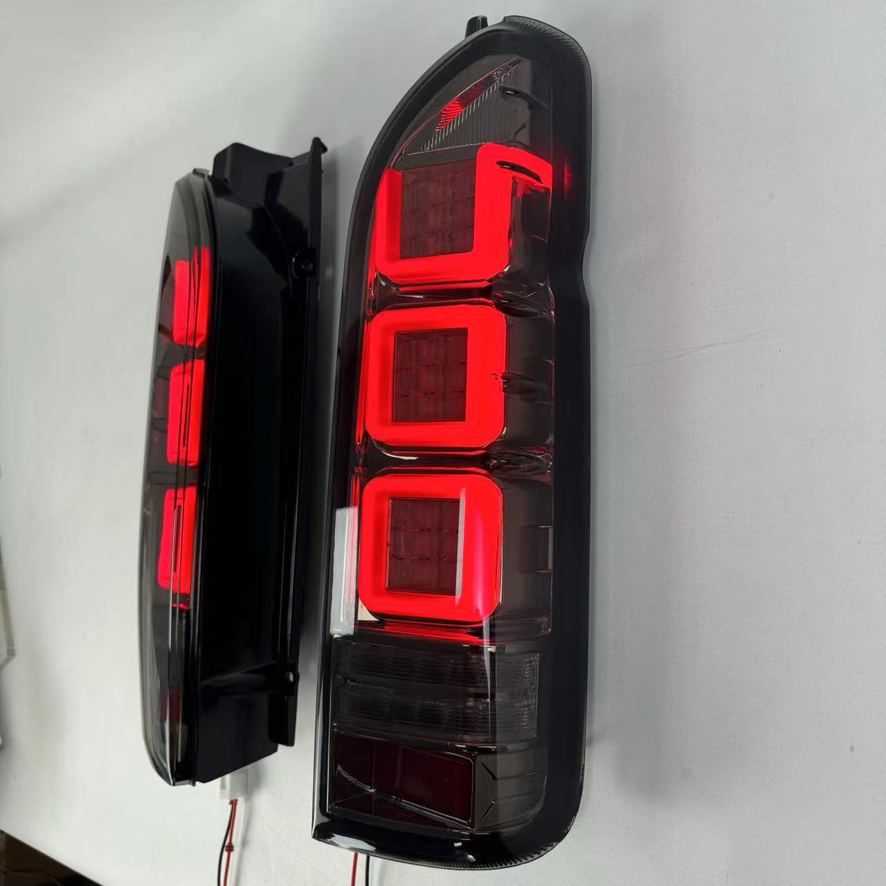 Suitable for 05-18 Toyota Hiace Hiace 200 Series Modified Led Taillights, Brake Lights, Flowing Water Turn Signals