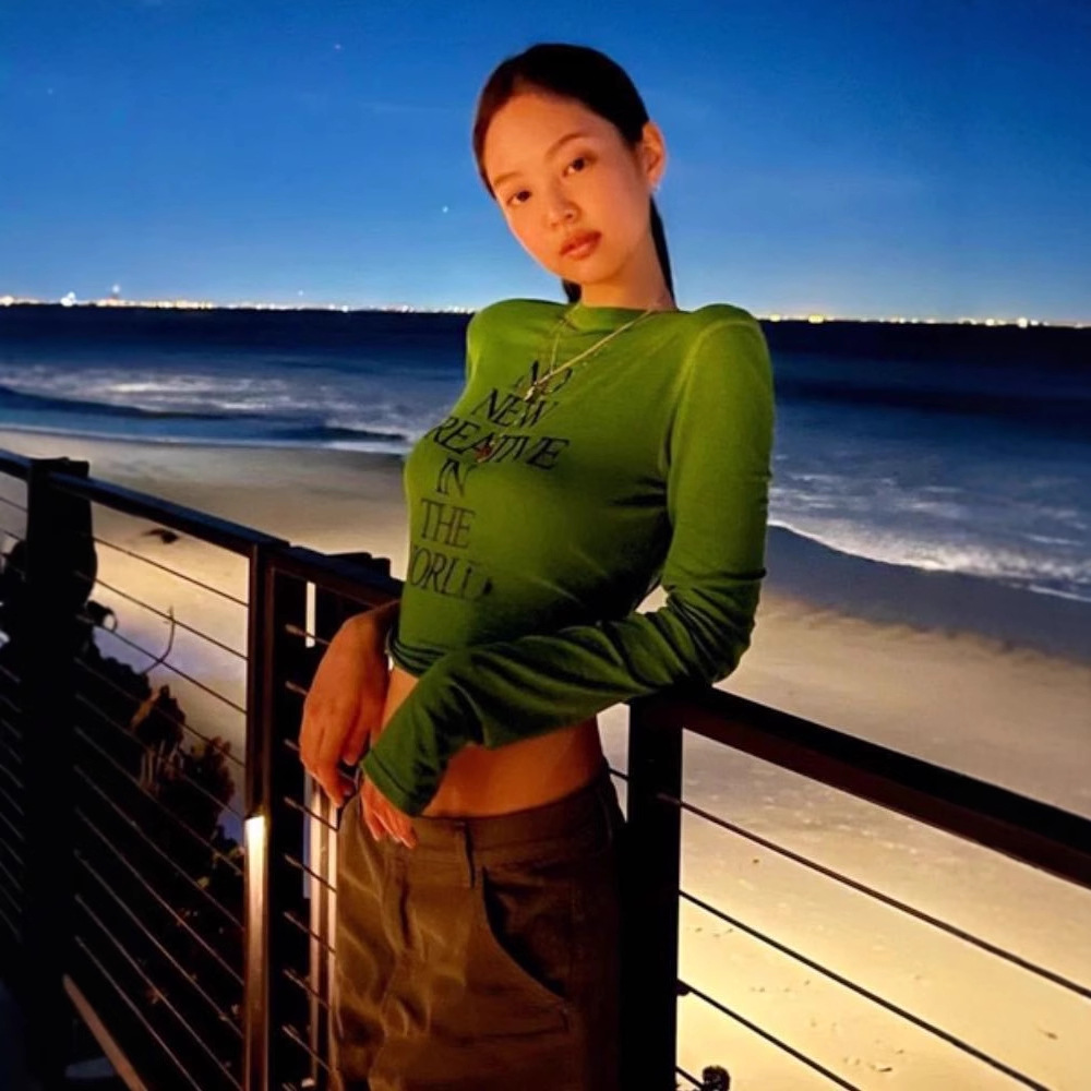 现货25年韩国小众潮牌字母印花美式复古牛油果绿修身打底女上衣