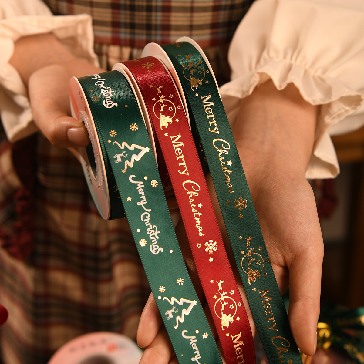 공장 도매 크리스마스 리본 스팟 골드 스탬핑 폴리에스터 리본 휴일 장식 리본 선물 상자 포장 테이프