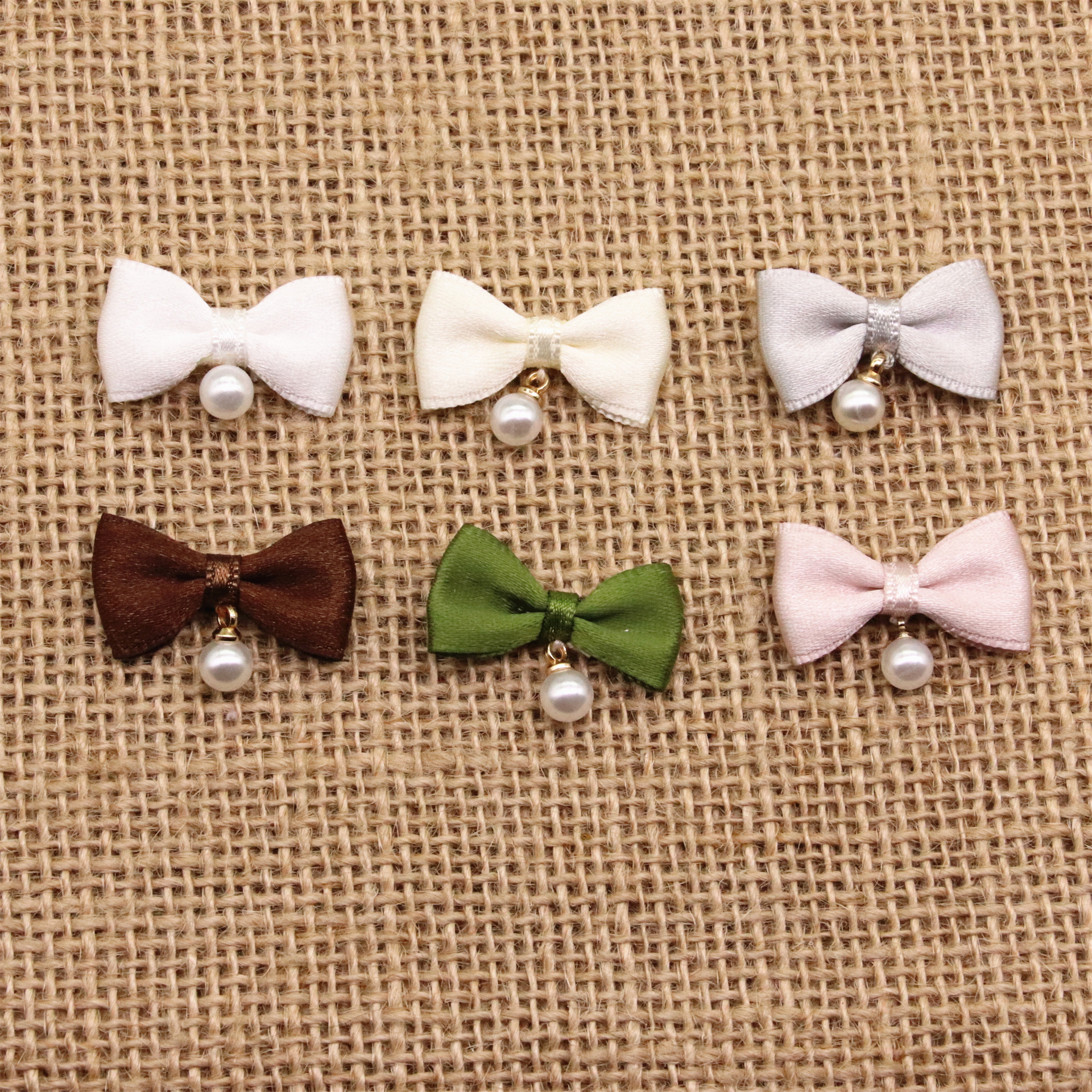 Small accessory pearl with bow