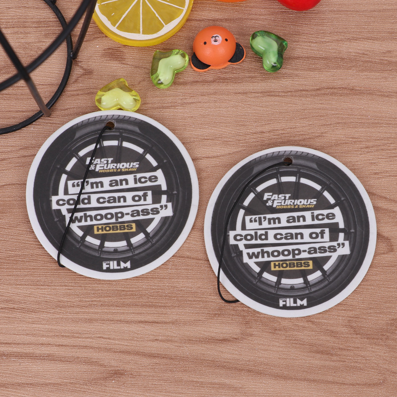 创意汽车香片衣服装吊牌挂件批发车载卡通出风口香水纸质定摆制件