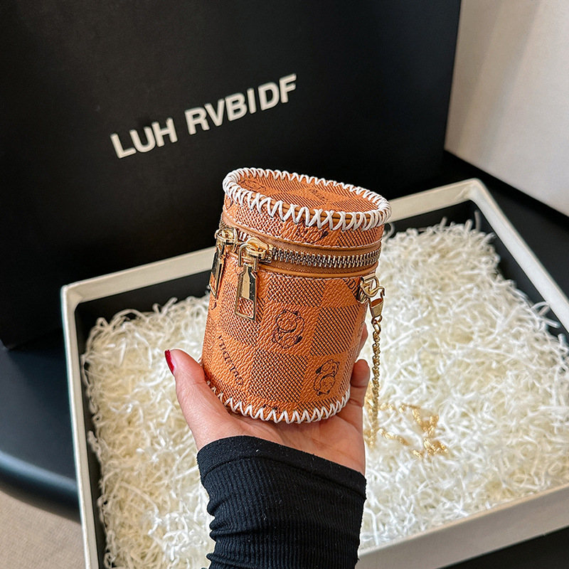 두 개의 다크 브라운 소재 가방