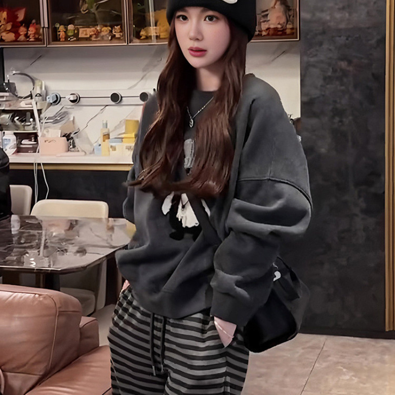 Korean-Style Design Penguin Crew Neck Sweatshirt for Slightly Chubby Women, Plus-Size Autumn and Winter High-End Slimming Top