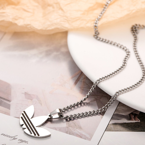 Cross-border trendy brand titanium steel replica three-leaf necklace, Instagram-style personalized clavicle chain—simple, cool, and trendy accessories for couples.