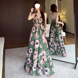 海边南法度假风复古碎花吊带挂脖连衣裙女东南亚海岛穿搭沙滩长裙