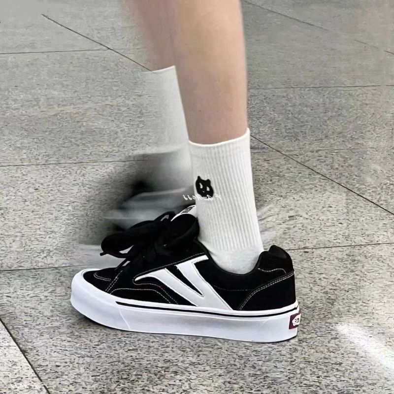 Nuevos zapatos para mujeres japonesas retro 2025 primavera y otoño viento del campus al por mayor zapatos de skate explosión universal zapatos deportivos casuales