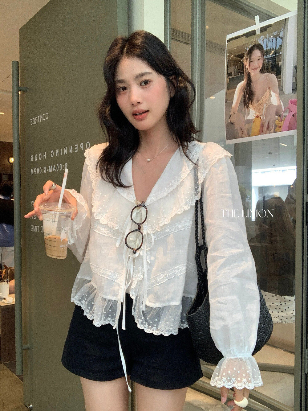 Áo sơ mi nữ tay ngắn cổ sen bèo, ren viền, chất liệu ramie mềm mại — màu trắng chi tiết 2