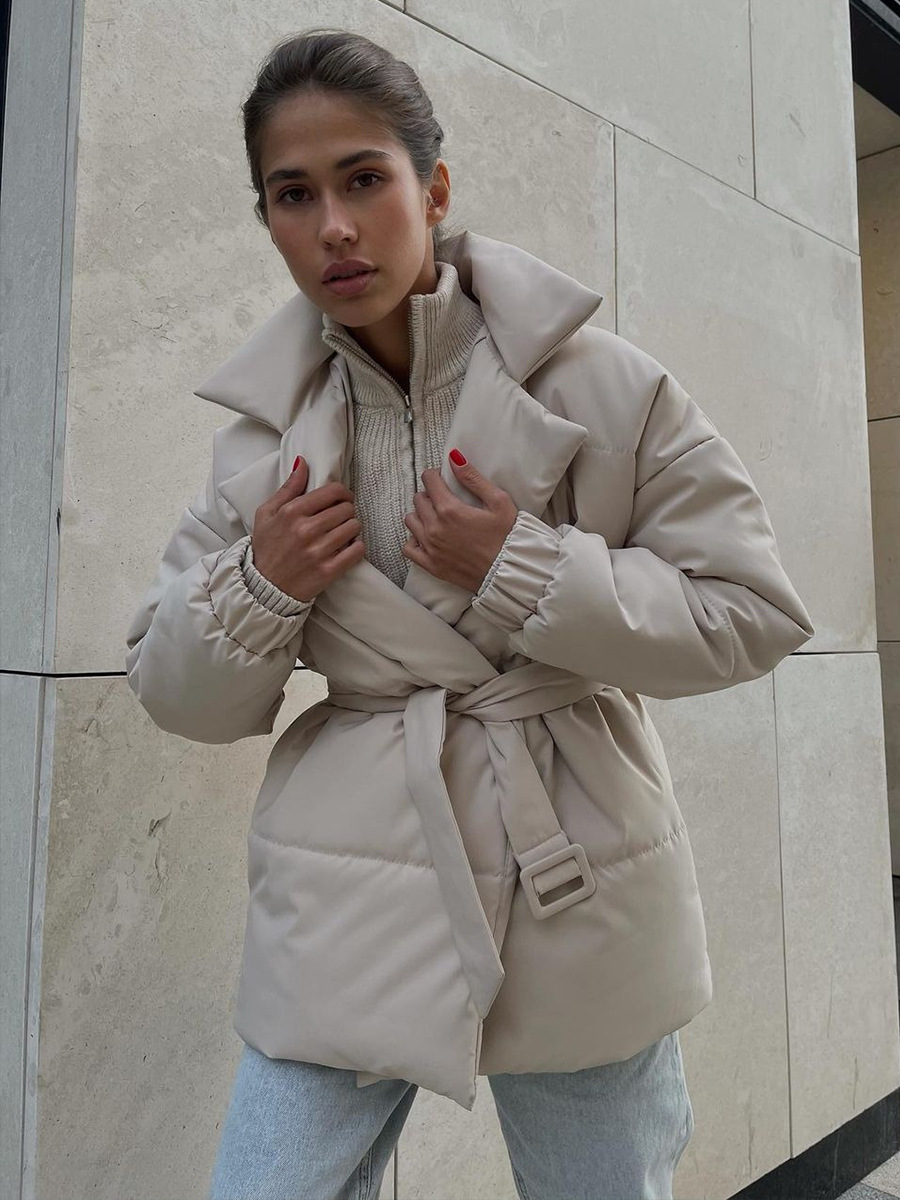 Chaqueta de algodón con solapa cruzada, estilo europeo y americano, invierno 2025, nueva, gruesa, entallada, con cinturón, de color sólido.